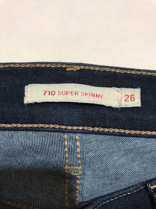 Levis 701 super skinny mujer, talla 26 de segunda mano por 30 EUR en Ermua  en WALLAPOP