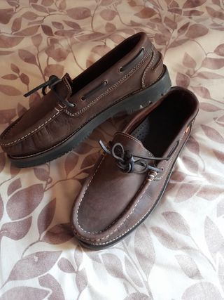 Zapatos Castellanos Naúticos de segunda mano por 10 EUR en Torremolinos en  WALLAPOP