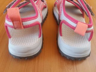 Sandalias niña Decathlon 36-37 de segunda mano por 6 EUR en Reus en WALLAPOP