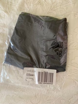Top deportivo Adidas de segunda mano por 16 EUR en Madrid en WALLAPOP