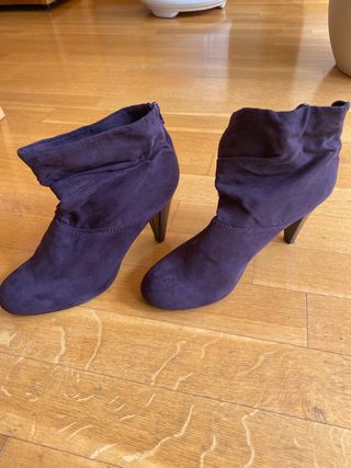Botines Zara color morado de segunda mano por 10 EUR en Madrid en WALLAPOP