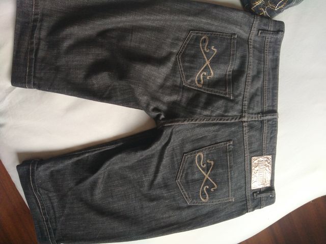 Pantalón vaquero corto .