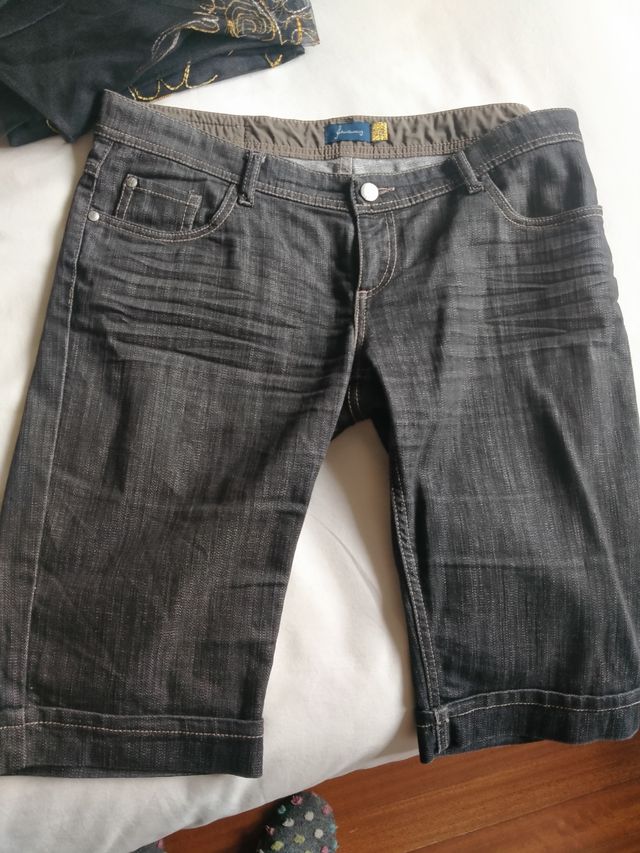 Pantalón vaquero corto .