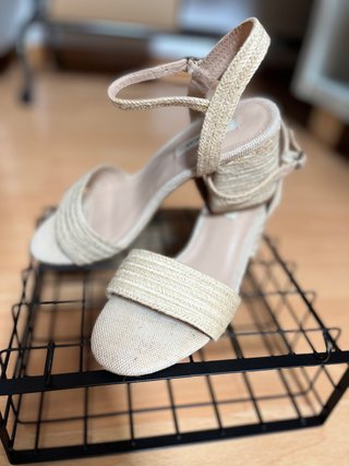 Sandalias de tacón de esparto de Pull\u0026amp;Bear de segunda mano por 7 EUR en  Reus en WALLAPOP