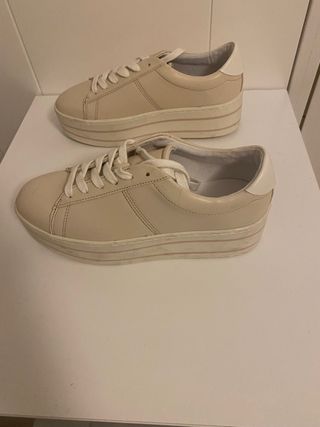 Zapatillas plataforma Zara de segunda mano por 10 EUR en Madrid en WALLAPOP