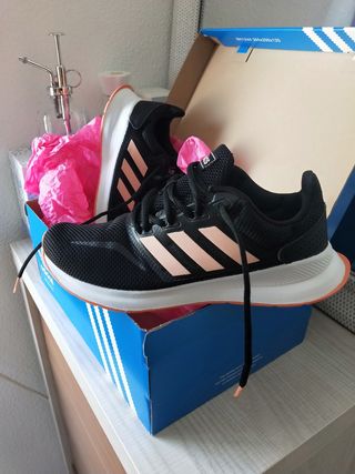 Adidas mujer talla 37,5 de segunda mano por 24 EUR en Parla en WALLAPOP