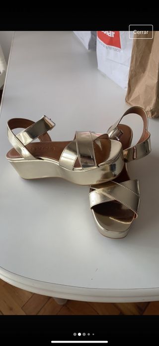 Sandalias doradas Bimba y lola de segunda mano por 50 EUR en Vigo en  WALLAPOP