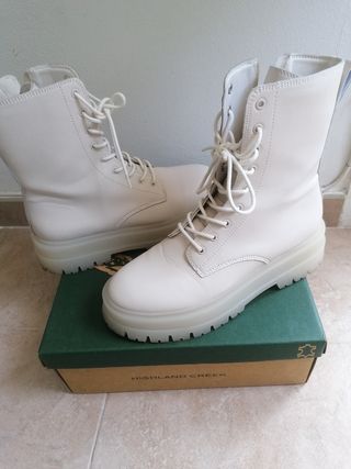 Botas Stradivarius Blancas de segunda mano por 12 EUR en Málaga en WALLAPOP