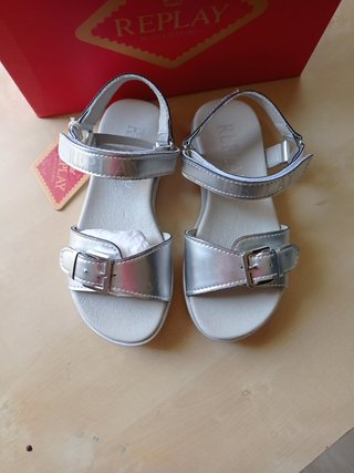 Sandalias niña de segunda mano por 21,95 EUR en Sitges en WALLAPOP
