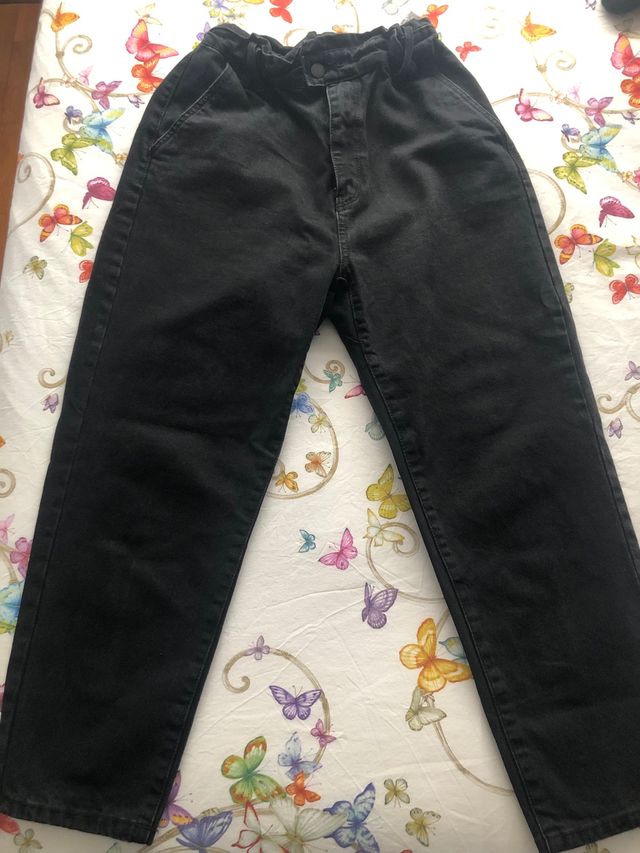 Pantalón negro de Stradivarius