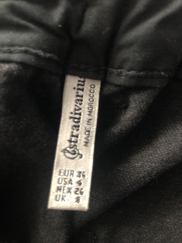 Pantalón negro de Stradivarius