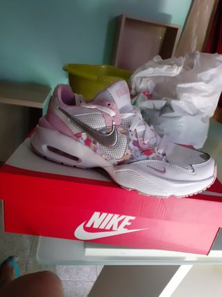 Zapatilla nike numero 40 de segunda mano por 50 EUR en Barcelona en WALLAPOP