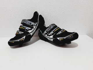 Zapatillas carretera Decathlon 41 de segunda mano por 20 EUR en Puebla de  Soto en WALLAPOP