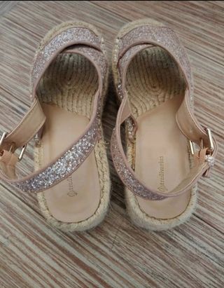 Sandalias de esparto Stradivarius de segunda mano por 20 EUR en Barcelona  en WALLAPOP