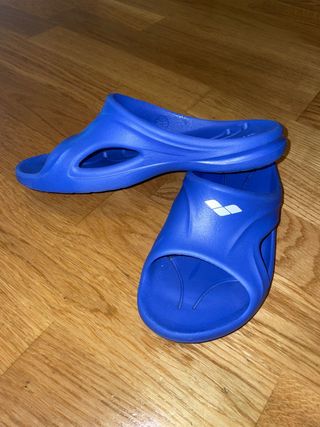 Zapatillas de Piscina ARENA n 35 Niño Niña de segunda mano por 1 EUR en  Salamanca en WALLAPOP
