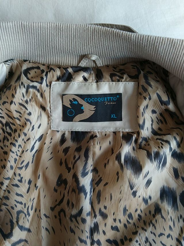 Cazadora polipiel color hueso.