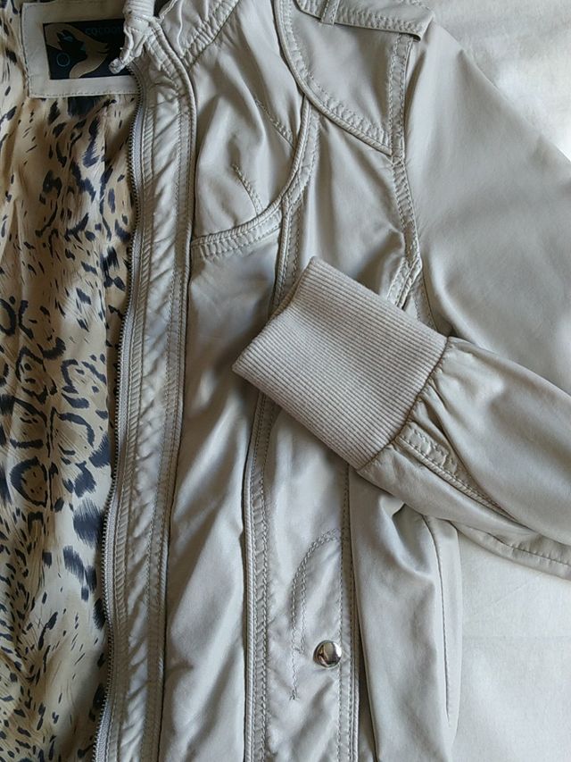 Cazadora polipiel color hueso.