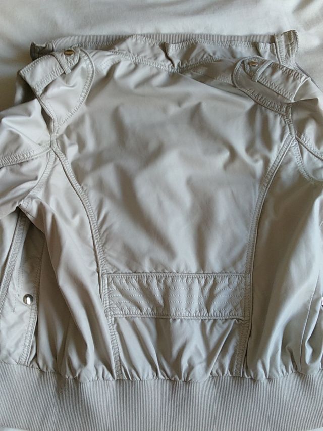 Cazadora polipiel color hueso.