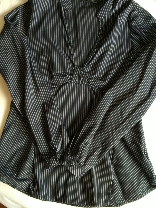 Camisa m/l negra con raya diplomática blanca