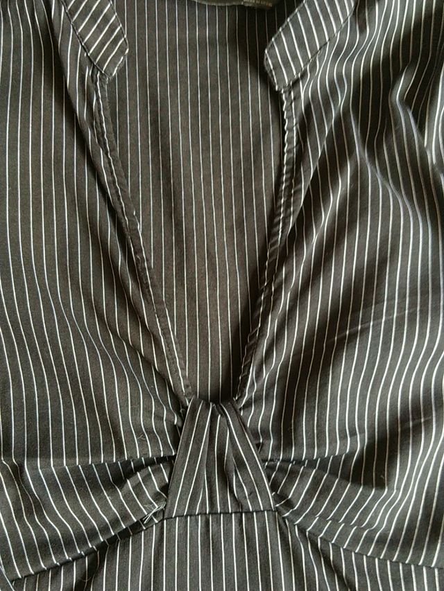 Camisa m/l negra con raya diplomática blanca