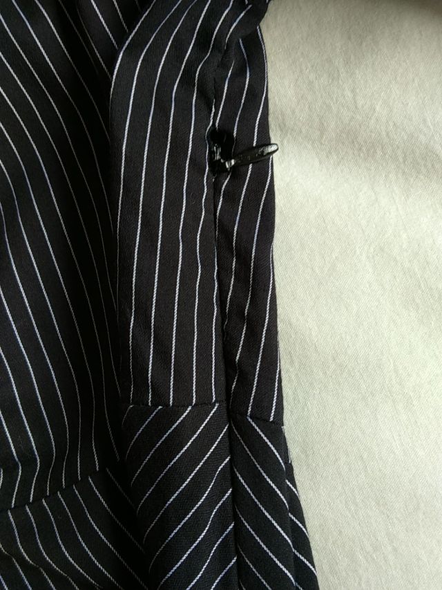 Camisa m/l negra con raya diplomática blanca