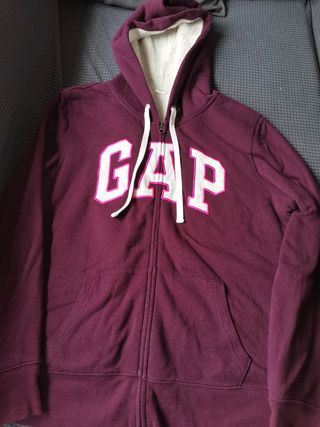 Sudadera GAP original de segunda mano por 25 EUR en Móstoles en WALLAPOP