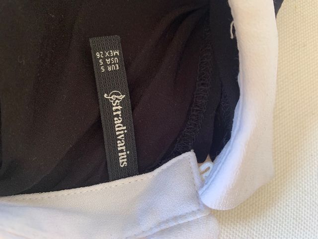 Blusa negra con cuello Stradivarius