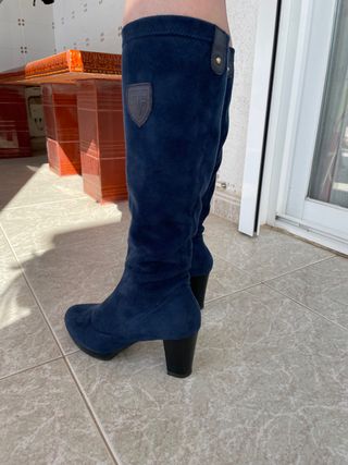 Botas de tacón azul marino de segunda mano por 20 EUR en Tarragona en  WALLAPOP