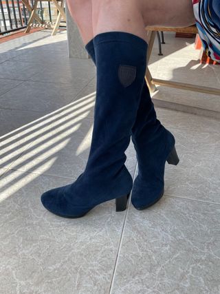 Botas de tacón azul marino de segunda mano por 20 EUR en Tarragona en  WALLAPOP