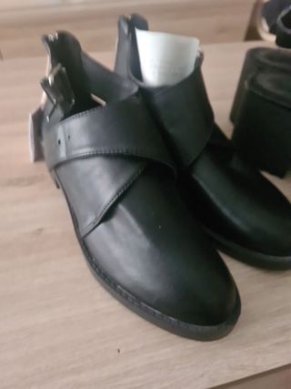 Botines bajos de mujer y sandalia plataforma de segunda mano por 16 EUR en  Málaga en WALLAPOP