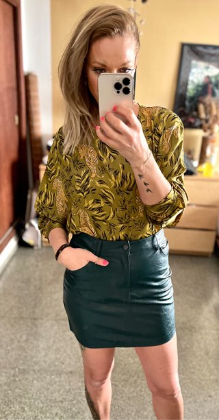 Camisa satinada * Zara * tigre-selva * falda piel de segunda mano por 14  EUR en Palma de Mallorca en WALLAPOP