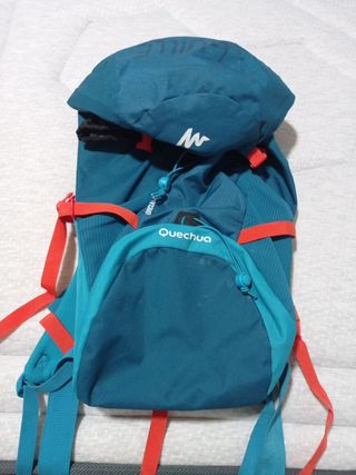 Mochila decathlon quechua 20 litros de segunda mano por 10 EUR en Vilanova  i la Geltrú en WALLAPOP