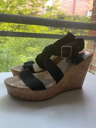 Sandalias cuña 40 negras Bimba y Lola de segunda mano por 20 EUR en Burlada  en WALLAPOP