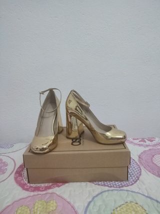 Zapatos tacón dorados. ASOS de segunda mano por 13 EUR en Salvaleón en  WALLAPOP