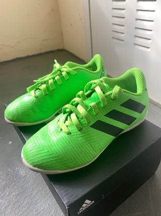 Zapatillas futbol sala de segunda mano por 15 EUR en Bilbao en WALLAPOP