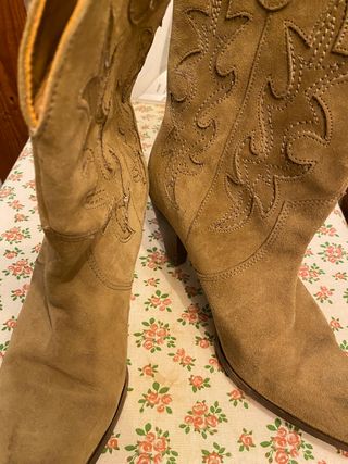 Botas Cowboy Uterque de segunda mano por 30 EUR en Oviedo en WALLAPOP
