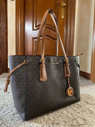 Bolso tote Voyager mediano con logotipo de segunda mano por 185 EUR en Boo  de Guarnizo en WALLAPOP