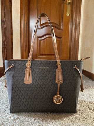 Bolso tote Voyager mediano con logotipo de segunda mano por 185 EUR en Boo  de Guarnizo en WALLAPOP