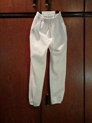 Pantalón chándal blanco mujer de segunda mano por 10 EUR en Barcelona en  WALLAPOP