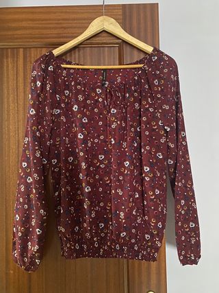 3x2) Blusa estampada de Stradivarius de segunda mano por 5 EUR en Sevilla  en WALLAPOP