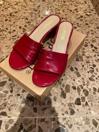 Sandalias de tacón en color granate talla 39 de segunda mano por 25 EUR en  Elche en WALLAPOP