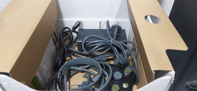 XBOX 360 ELITE 120 GB CON LA SUA SCATOLA ORIGINALE.