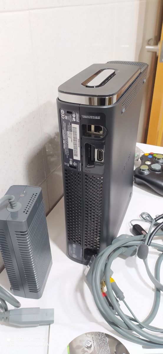 XBOX 360 ELITE 120 GB CON LA SUA SCATOLA ORIGINALE.