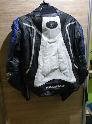 Traje moto cuero de segunda mano por 70 EUR en Badalona en WALLAPOP