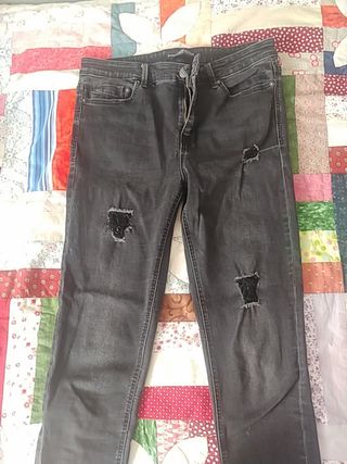 Pantalones vaqueros negros stradivarius de segunda mano por 7 EUR en  Salamanca en WALLAPOP