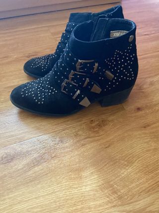 Botines XTI negros con tachuelas de segunda mano por 10 EUR en Eivissa-San  Juan en WALLAPOP