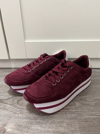 Zapatillas granates de segunda mano por 8 EUR en Tavernes Blanques en  WALLAPOP