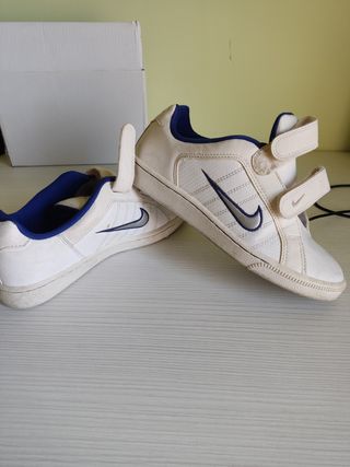 Zapatilla Nike talla 35 de segunda mano por 5 EUR en Albacete en WALLAPOP