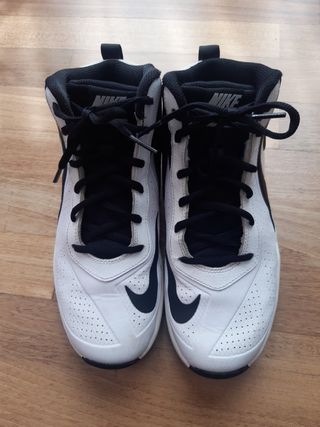 Zapatillas Nike baloncesto Talla 38,5 de segunda mano por 18 EUR en  Rocafort en WALLAPOP