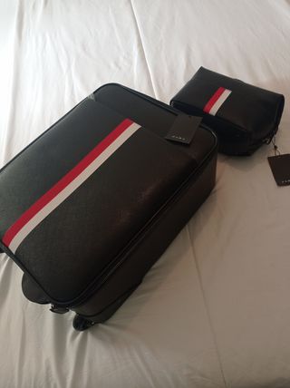 Maleta de mano, más neceser ( Zara ) de segunda mano por 80 EUR en Santa  Pola en WALLAPOP